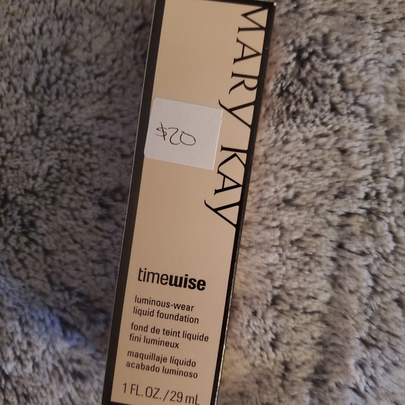 TimeWise Luminous-Wear Liquid Foundation - Picture 2 of 3